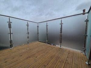 Custom privacy glass balustrade system for roof terrace in South West London